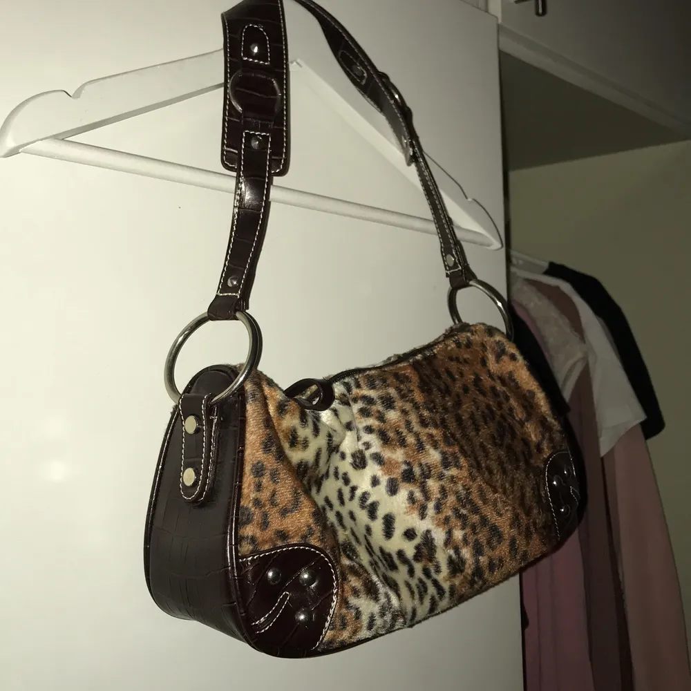 Skit snygg leopard väska som inte kommer till användning. Väskor.