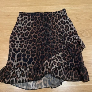 Kjol  - Säljer en kjol från Nelly. Använd cirka 2 gånger så fint skick. Skriv vid frågor eller fler bilder 