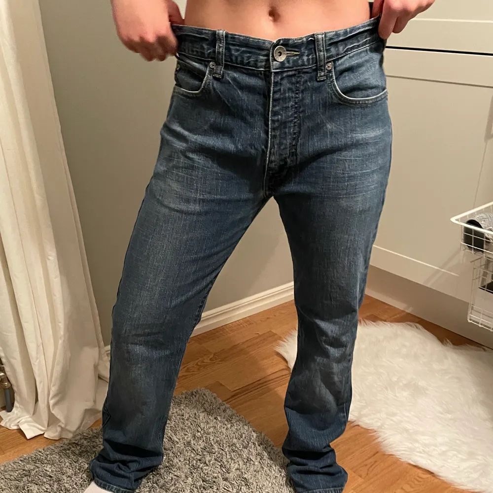 Mellanblåa jeans från märket emporio armani, låg/mid midja och raka ben. Lite för stora och långa för mig som är 163. Skulle säga att de passar allt mellan xs-l beroende på hur baggy man vill ha dem!. Jeans & Byxor.