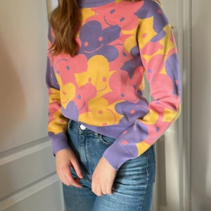 Färgglad mönstrad tröja  - Säljer då den aldrig har kommit till användning. Nytt skick, inga defekter. Sista bilden visar texturen på tröjan. Den är mjuk och skön att ha på sig! Köptes för 179kr. Om du vill ha spårbar frakt är det bara att säga till! OBS köparen står för frakt.