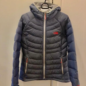 Ny Lättviktsdunjacka från The north face - Mycket fin lättviktsdunjacka från The north face. Storlek M dam. Sparsamt använd och i mycket fint skick. Inga defekter eller liknande! Superfin! 