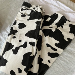 Komönstrade byxor  - Byxor med komönster ifrån shein. Aldrig använda och i bra skick. Storlek S