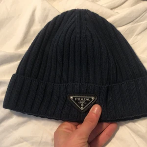 Prada mössa one size  - Säljer min mössa som jag fick i födelsedagspresent. Budet ligger på 600 men kan gå 400 på snabbaffär. 