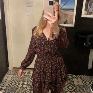 Zara klänning - Intressekoll på min zara klänning, använd bara en gång. Säljer bara vid bra bud!!❤️❤️ frakt räknas inte med i priset man budat