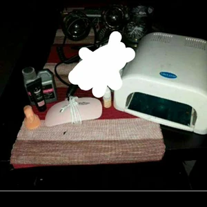 Naglar  - Det är två lampor, en fil naglar och massor mer saker.