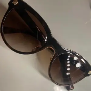 Unisex solglasögon från märket Versace. Aldrig använda, ordinarie box ingår.
