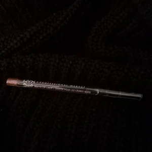 Nyx matte suede lip liner helt ny - Helt ny oöppnad nyx lip liner har typ ingen aning hur man ser shade name men kan skicka fler bilder/skulle uppskatta om någon kunde förklara vart man ser.😨 ska sälja massa random smink jag aldrig använt lol