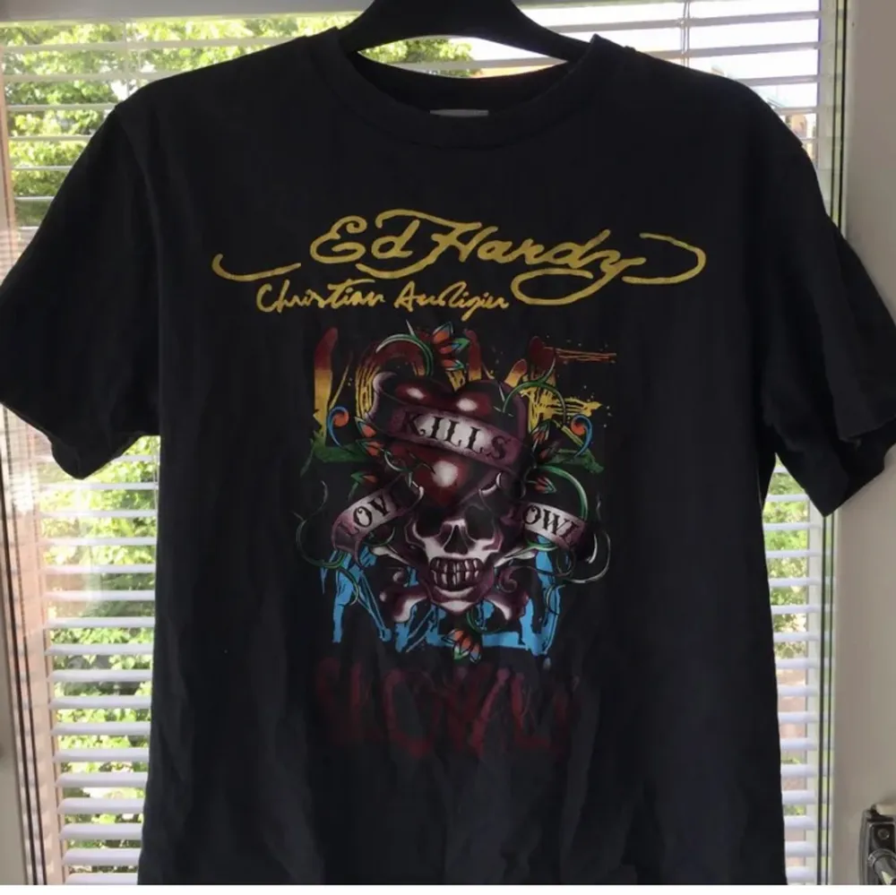 Grå Ed Hardy t-shirt. Köptes här på Plick men kommer ej till användning längre. Storlek L eller en lite boxigare M. 200kr inkl frakt.. T-shirts.