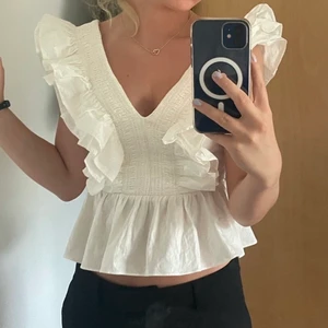 Topp - Säljer denna super fina och populära  toppen från hm som inte sälja längre toppenär i väldigt bra skick💕