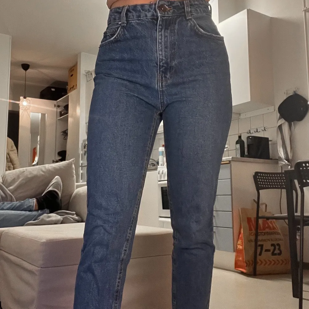 Selling these really nice mom jeans which are in great condition! We can meet in västerås or I can ship!. Jeans & Byxor.