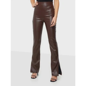 Skinnbyxor med slits - Bruna skinnbyxor med slits från Nelly Trend. Storlek S. Aldrig använda då de är för stora, men lätt uppsydda för att passa en som är 167. Går att släppa ner igen om det behövs. 