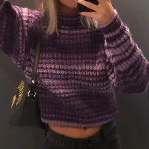 Stickad tröja - Jättefin stickad tröja från zara! Endast använd en gång då det inte riktigt passade på mig. Det är storlek xl och är inte jätteoversized så passar nog bäst på någon som har S eller M💗 (första bilden är lånad men färgen är som mest lik på den)