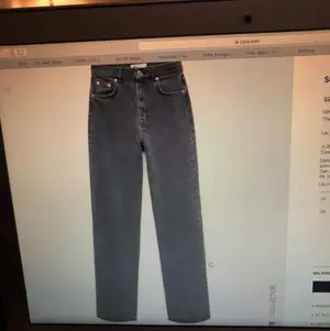 Säker dessa mörk gråa jeans från Zara. Inköpta i november 2020. Säljer pga att de inte passar mig längre. Fint skick 