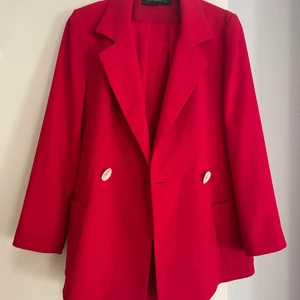 Kostym från Zara - Superfin kostym (både kavaj & byxor) från Zara. Använd ett fåtal gånger. Dragkedjan på byxorna är trasig men är enkel att laga. 