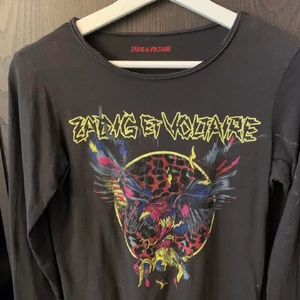 Zadig tröja - En nästintill oanvänd Zadig tröja köpt i butik för ungefär 700kr skit snygg och populär, hör av er vid intresse! Säljer bara vid bra bud - säljer åt en vän <3