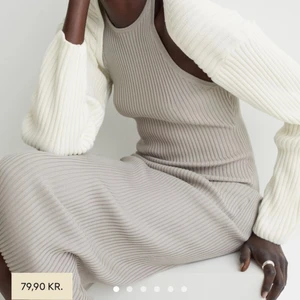 Ribbstickad bolero i creme vit! - Säljer min fina stickade ”kofta” kan man säga som aldrig har kommit till användning! Buda från 75kr💕