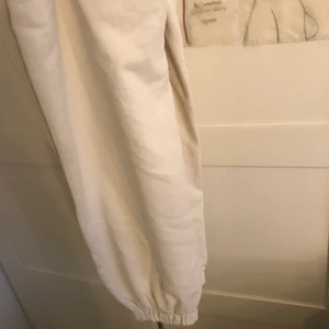 Beiga mjukisbyxor 🤍 - Säljer mina beiga mjukisbyxor då dom tyvärr är för stora ;( 🤎jättefina annars!! (!Andra bilden är lånad!) strl S men är stora i storleken.