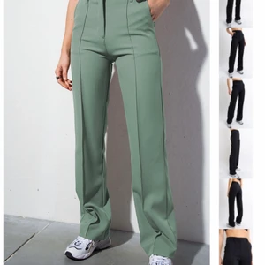 Kostymbyxor - Säljer dessa jätte fina kostymbyxor från Madlady i storlek S-32L. Säljer de för 280kr + 66kr frakt.