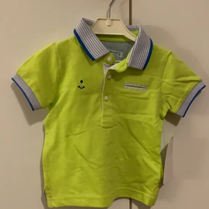 Pikétröja  - Kortärmad pikétröja med brodyr. Helt nytt kollektionsprov 