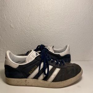 Marinblå Adidas  - Marinblå adidasskor i modellen Gazelle. De är väl använda och lite slitna i sulan men det är inget som syns när man har de på sig. Men därav det låga priset! 💙