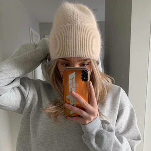 Alvii mössa sandvit  - 2 första bilderna är inte mina bilder!! 💗Jätte mysig å varm mössa från alvii 💗 färgen sandvit, köpte för 199kr. nyskick använd 2-3 gånger. Säljer pga inte min stil 💕 skriv privat om du är intresserad 