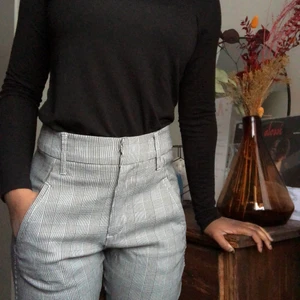 Kostymbyxor strl 34 - Kostymbyxor med rutigt mönster , använd högst 5 ggr. Jag är 154cm och har storlek 36 men (byxorna 34!!) och passar bra. Stretchigt material och sköna att ha på sig. Endast fickor framtill och går att använda bälte💛har du en fundering eller vill ha fler bilder så är de bara att skriva till mig 🤗 