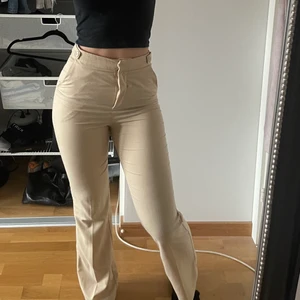 Beiga kostymbyxor - Köpte för längesen från Misslisibell x nakd och har nu blivit för små för mig, skulle säga att de är mer bootcut än straight modell på byxorna🧡🧡 använda en del men ser så gott som nya ut!!