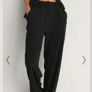 Byxor - Snygga randiga kostymbyxor som inte kommer till användning, lite långa på mig som är 172💕