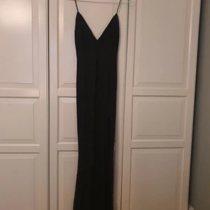Klänning NLY eve  - Fin klänning från NLY eve, aldrig använt med taggen kvar. Finns att hämta på Karlbergsvägen 82 eller skickas
