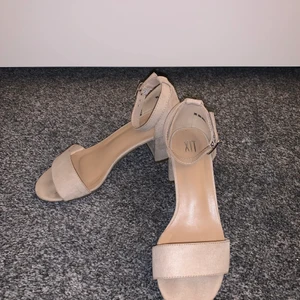 Skor  - Lägger ut dessa igen pga oseriös köpare! Säljer dessa snygga klackskor från DinSko, använt skick, har en liten fläck (se bild) dock inte synlig med skorna på! Dem är i storlek 35 men kan även passa 36! Säljer för 50kr💙 köparen står för frakten💙 