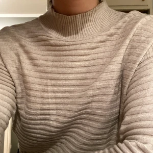 Ribbad tröja storlek S - Superfin ribbad tröja i storlek S