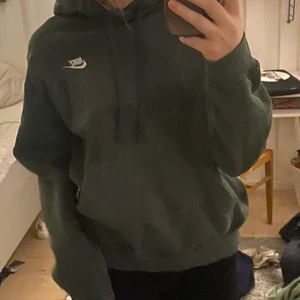 Grön nike hoodie  - Grön nike hoodie i bra sikick. Möts upp nära Jönköping eller postas💚