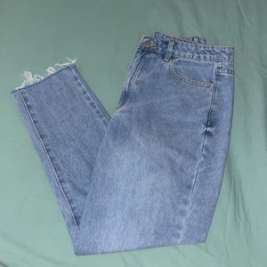 Momjeans, stl 36 - Momjeans från Vila i storlek 36. Har fickor både bak och fram. Använda några gånger men är i väldigt bra skick. 