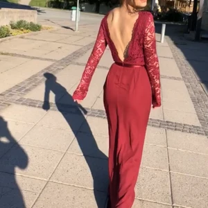 Balklänning - Superfin vinröd balklänning, endast använd en gång 2019, köpt från Nelly för 800kr men hittar den inte på sidan längre! Klänningen är uppsydd men passar mig som är 1,66 + 10cm klackar! Skriv privat för fler bilder/mått