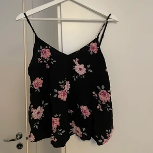 Blommigt linne - Ett blommigt linne från h&m som har varit en favorit, men som börjar bli för litet. Storlek 40. 
