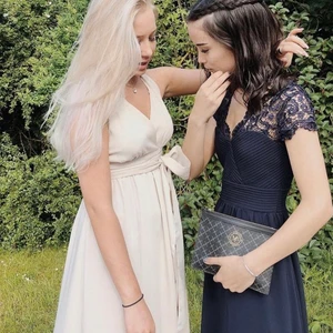 Balklänning  - En Beige balklänning med kors i ryggen, riktigt snygg💛 köparen står för frakten