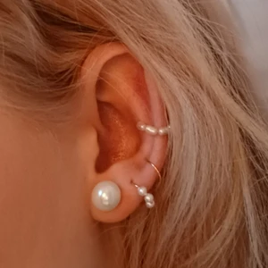 NYHET!! SB Earclimber 2 in 1 Aurora Gold - Simply Beautiful Earclimber 2 in 1 Aurora Gold är är ett, egentillverkat smycke, perfekt för dig som vill få ett extra hål i örat utan att faktiskt ta det. Med sin anpassbara form och metall fri från både nickel och andra tungmetaller är den perfekt för alla. Kontakta gärna vid frågor och kom även ihåg att vid köp meddela om det är för höger eller vänster öra💖💖                1 för 79 kr eller 2 för 129 kr! Finns även i Silver!