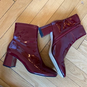 Vinröda lackstövlar, SÅ snygga! 36-37 - Vinröda boots med mindre rak chunky klack. Dekorativ sömnad. Sååå jäkla snygga! DÖR för dessa, men blev för små för mig. 😭 Använda ett par gånger! Så superfint skick, som nya. Kan mötas i Stockholm eller skickas mot fraktkostnad! ✨🌸✨
