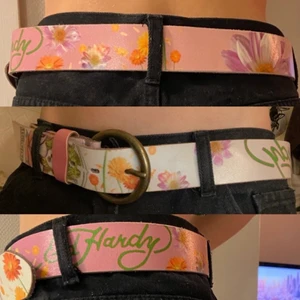 Ed Hardy bälte - 110cm långt. För att förtydliga så är det ett bälte, inte flera.