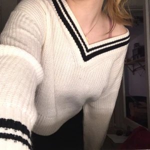 Stickat i storlek S - Säljer denna stickade tröja från H&M i storlek S🤍🖤säljer den för 100kr+frakt.