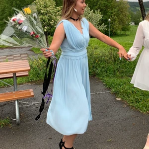 Balklänning  - Jättefin ljusblå klänning, köpt för strax över 1000 kr på asos, använd 2 gånger