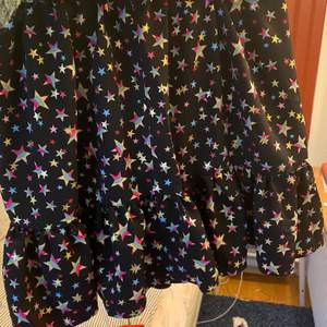 Säljer min jättefina kjol från loavies då jag inte använder den längre!💓 superfint skick, storlek xs men passar mig som har S/M