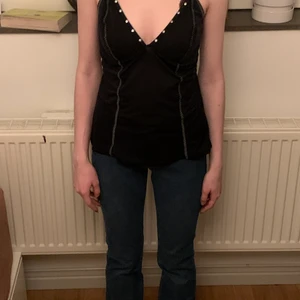 Svart linne med silver detaljer  - Jättesöt svart linne med silver detaljer. Köpt ifrån humana men kmr nu inte till användning längre