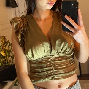 Blus - Jätte fin olivgrön blus som aldrig använts för att den e lite stor och inte helt min stil💚