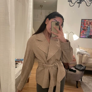 Oanvänd blazerjacka från & other stories - Helt oanvänd från & other stories. Köpte den innan jul men vill inte längre behålla den. Nypris 1300kr. Mitt pris 1000kr