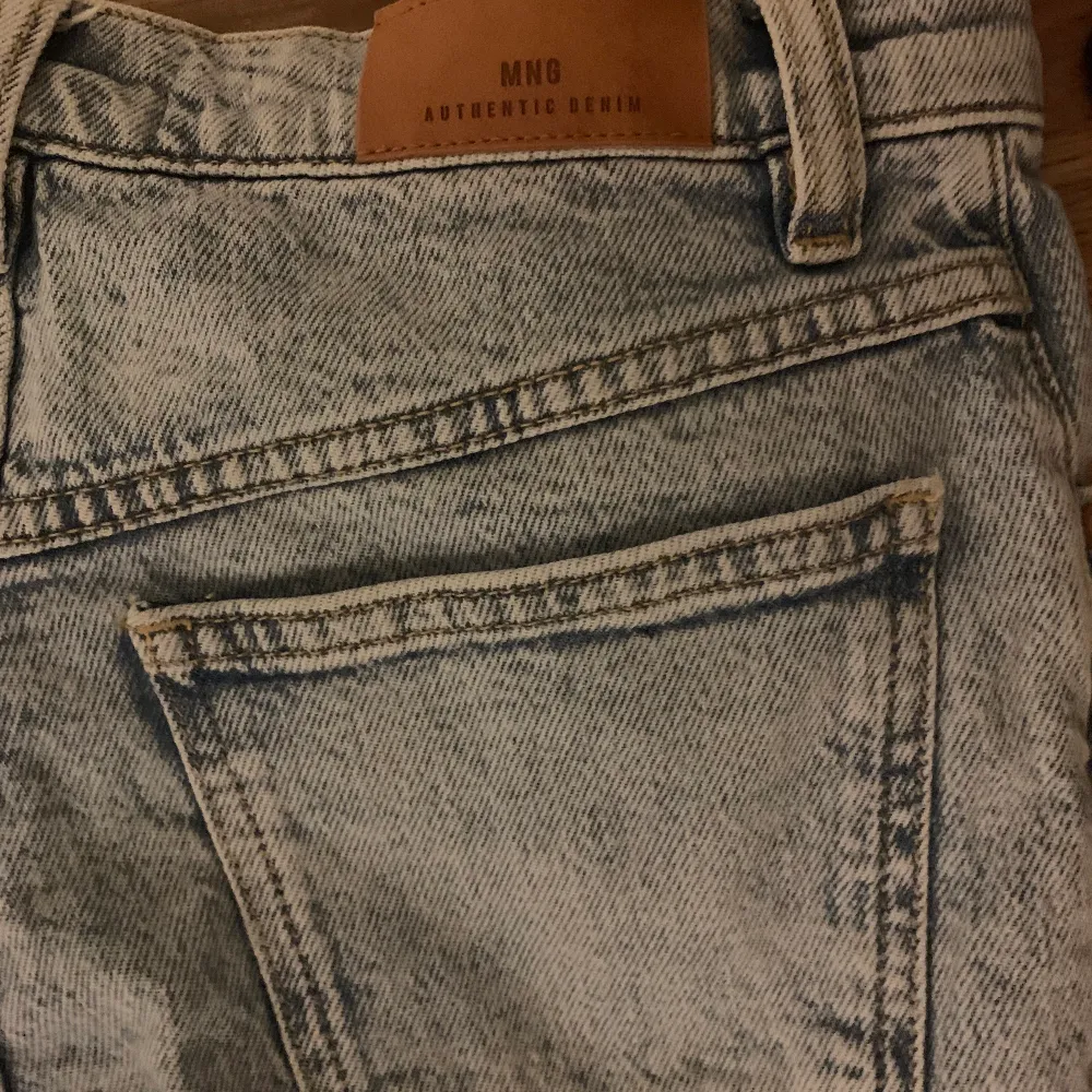 säljer dessa i princip nya jeans från mango då de tyvärr blivit för korta. Kommer ej ihåg nypris men säljes för 200kr, kan skicka om köparen betalar frakt.. Jeans & Byxor.