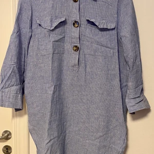 Linneakjorta - Blårandig linne skjorta lång modell med band i midjan 