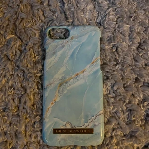 Mobilskal till iphone 7/8 - Mobilskal från Ideal Of Sweden som funkar till iphone och iphone 8. Säljs eftersom jag skaffat större mobil. Knappt använd, har en liten spricka i högra hörnet, syns dock inte på håll. Annars i bra skick 🥰