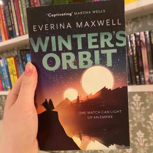 Winters orbit är en queer sci-fi roman. Jag har läst den en gång men sci-fi är inte min genre. Ingen broken spine, men lite skav längst ner. Frakt tillkommer <3