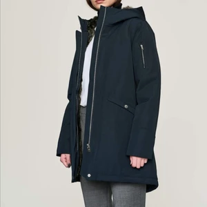 Elvine navy vinterjacka - Den här vinterjacka är jättevarm med fuskpäls inne, detaljer i guld och magnetiska knappar. Modellen har köpte jag i januari 2018 och finns kvittot. Perfekt att vara varmt i style! Priset kan diskuteras 😍